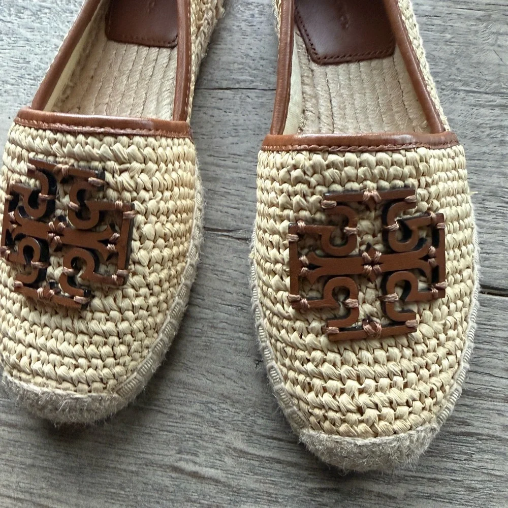 Tory Burch Natural Raffia Cut-Out Logo Espadrille Loafers in Brown Size: 5.5
